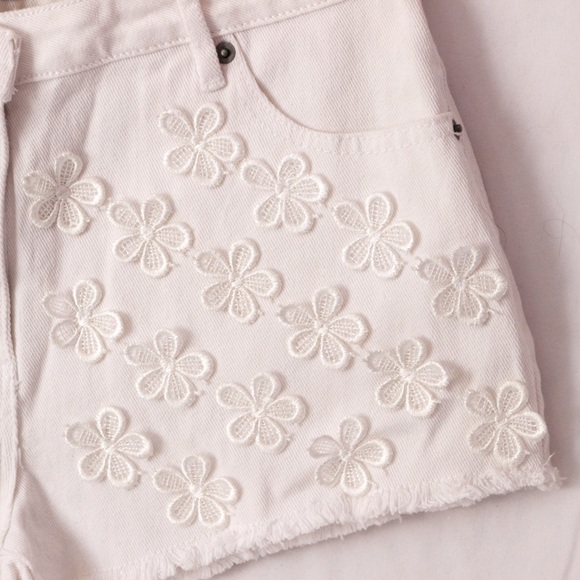 NWOT F21 White Floral Shorts - Picture 3 of 8